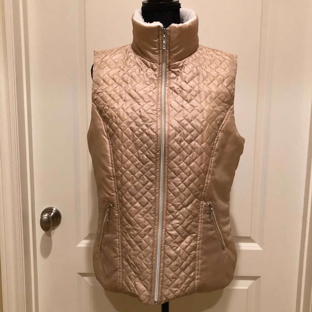 Fleece lined gold vest with front zip, size L